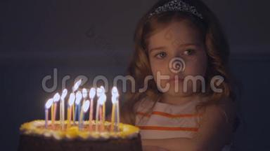 一个悲伤的小女孩看着生日蛋糕，许愿让爸爸回家。 慢动作